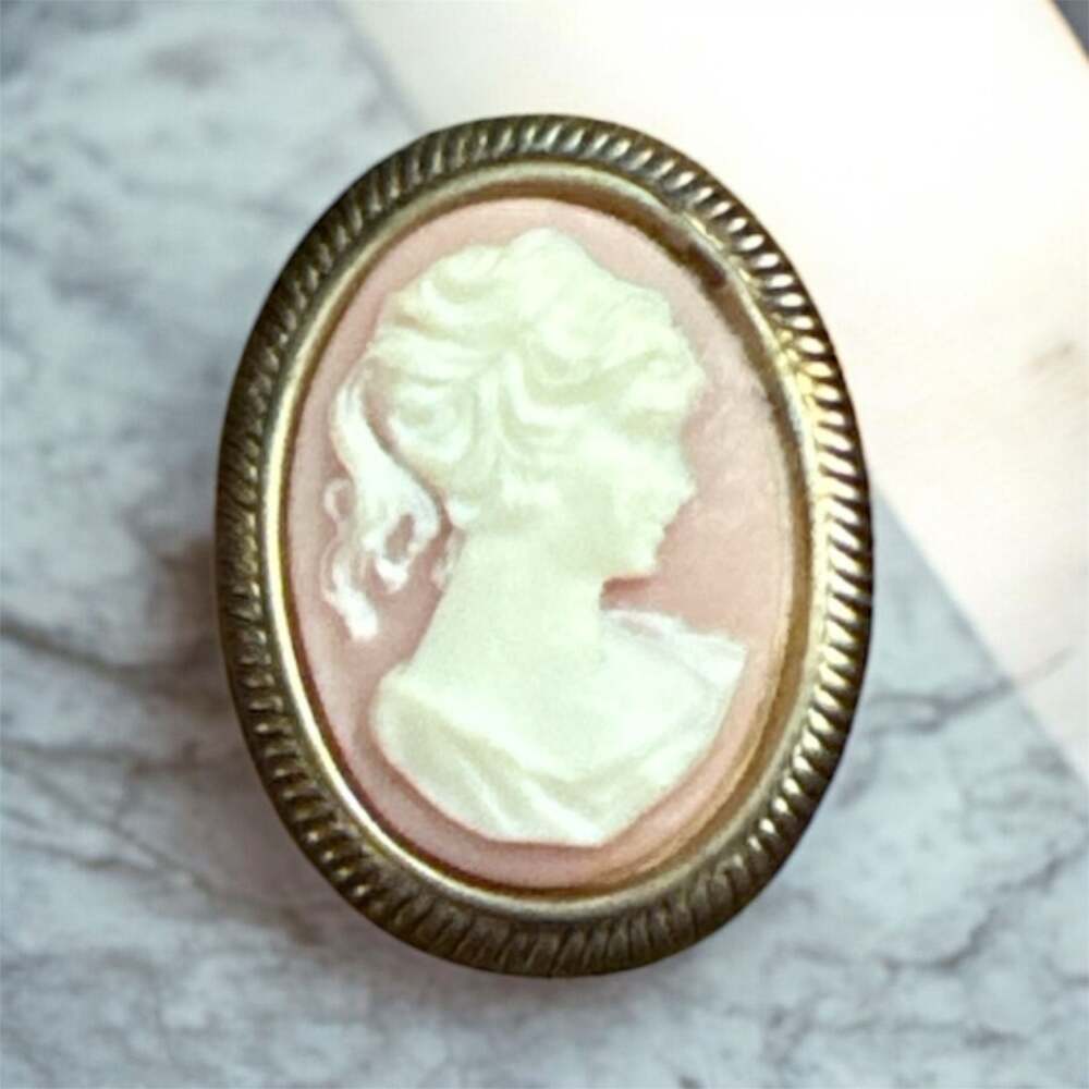 : Vintage Cameo Brooch Pin,